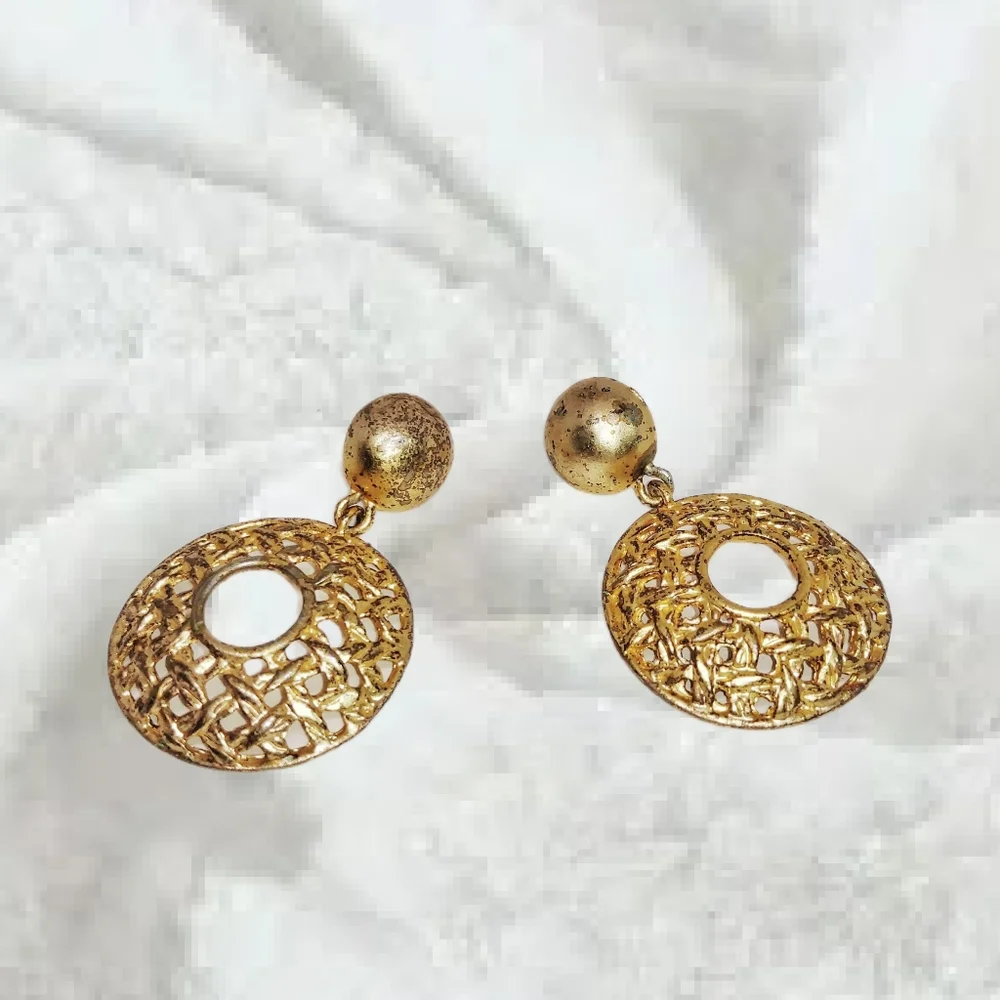 🙋 10/$20. Gold Tone Dangling Earrings